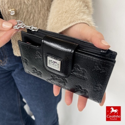 Carteira preta Cavalinho em couro com relevo de cavalos, fecho de aba metalizado.