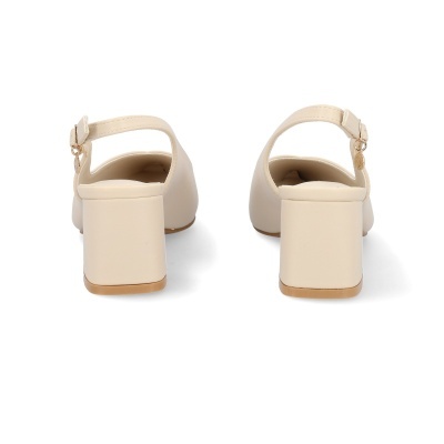 Sapatos de salto alto bege com tira de fecho e pendente dourado