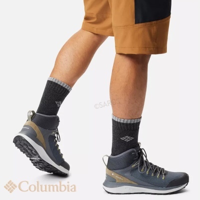 Ténis de trekking Columbia cinza com detalhes bege e branco e meias cinzentas, calções castanhos