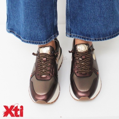 Tênis desportivos castanho metálico e bege com atacadores castanhos e solas brancas