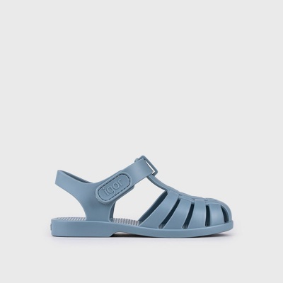 Sandália infantil azul em material plástico com tiras horizontais