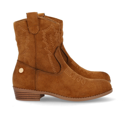 Botins cowboy camurça castanha com costuras decorativas e etiqueta dourada