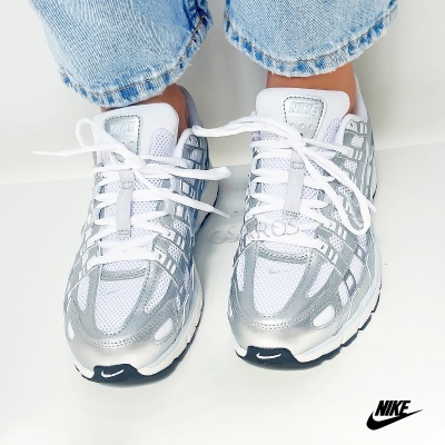 Ténis Nike brancos e cinzentos com sola preta e branco