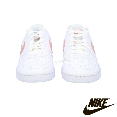 Sapatilhas Nike brancas com Swoosh rosa em fundo branco
