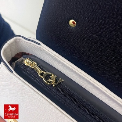 Carteira ou mala com fecho dourado CV, exterior azul escuro e branco, botão dourado e logo Cavalinho Portugal