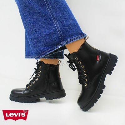 Bota preta de pele LEVI'S com padrão animal print e atacadores.