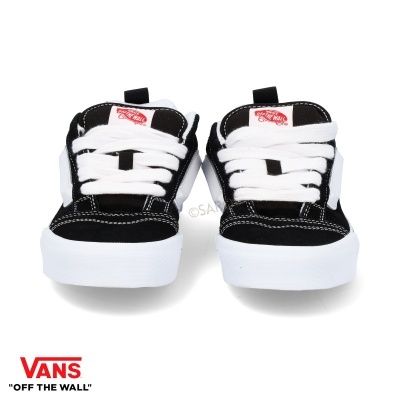 Ténis Vans pretos e brancos com etiqueta vermelha 'Vans Off The Wall'