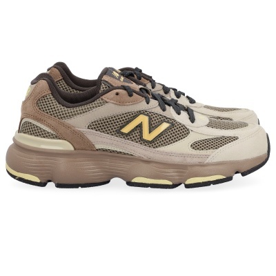 Sapatos ténis New Balance bege e castanhos com detalhes amarelos