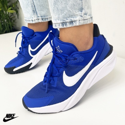 Ténis desportivos Nike azuis com logótipo branco