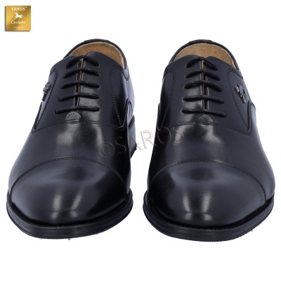 Sapatos formais de couro preto com atacadores e detalhe em metal