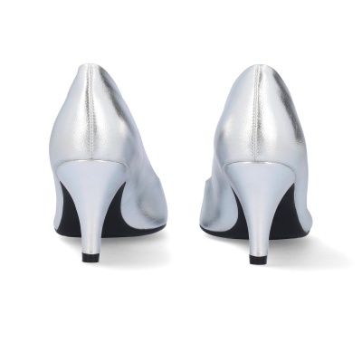Sapatos de salto médio prateados vistos de trás