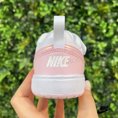 Ténis Nike rosa e branco visto de trás