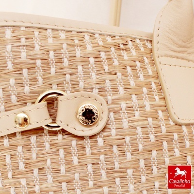 Bolsa trançada natural com detalhes em pele bege e fecho dourado Cavalinho Penafiel