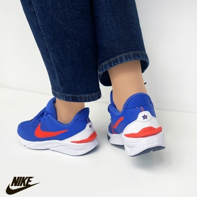 Ténis Nike azuis com swoosh vermelho e detalhes brancos e vermelhos