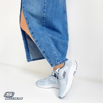 Ténis Skechers azuis claros com saia comprida de ganga azul e fundo branco