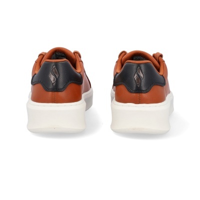 Sapatilhas castanhas com detalhe preto e sola branca vistas de trás