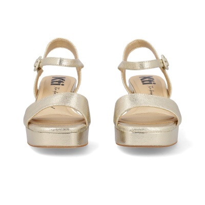 Sandálias douradas femininas com salto plataforma e fecho de fivela.