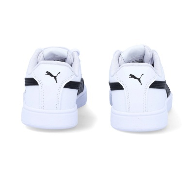 Ténis brancos com detalhes pretos visto por trás