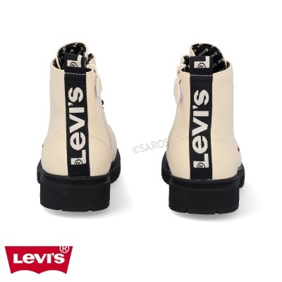 Botas creme Levi's de cano curto vista traseira com sola preta e etiqueta preta com texto branco