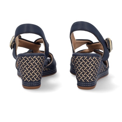 Sandálias de cunha azuis com padrão entrelaçado no tacão e fivela dourada, vista traseira