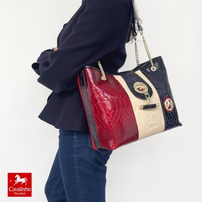 Mala de senhora Cavalinho Penafiel com textura de pele em cores vermelho, bege, azul e detalhes dourados