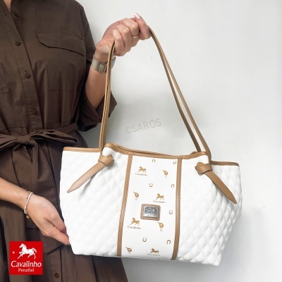 Mala de ombro branca com padrão acolchoado e detalhes em bege da marca Cavalinho.