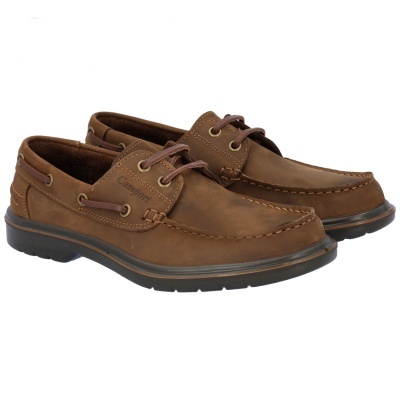 Sapatos tipo mocassim castanhos em couro com sola preta e atacadores.
