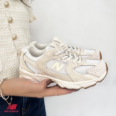 Ténis New Balance bege e branco com sola castanha e logótipo N