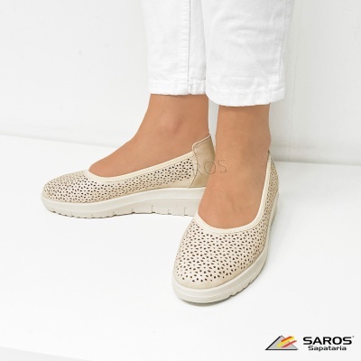 Sapatos planos bege com padrão perfurado em fundo branco com logotipo SAROS Sapataria