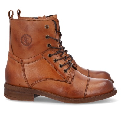 Botas masculinas castanhas em pele com atacadores pretos.