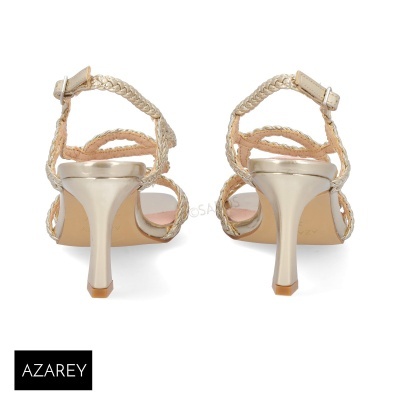 Sandálias douradas com tiras trançadas e salto alto