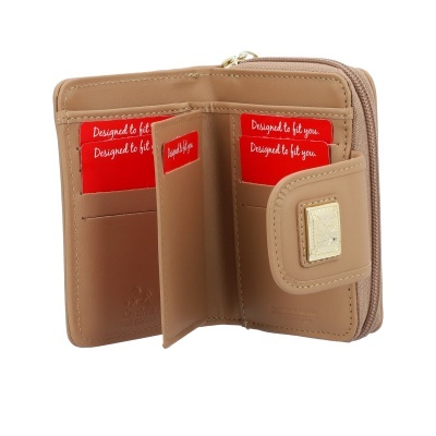 Carteira bege em pele genuína com cartões vermelhos e fecho com botão e zíper.