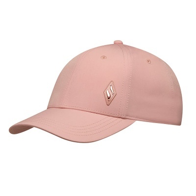 Boné rosa claro com aba curva e logótipo metálico