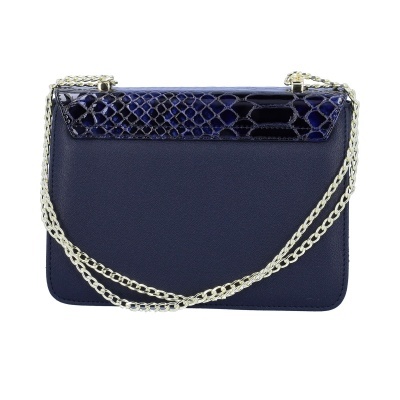Mala azul escura com acabamento pele de cobra e corrente dourada