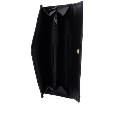 Carteira preta em material sintético com fecho dourado aberta