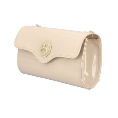 Mala carteira bege claro com fecho dourado e acabamento brilhante