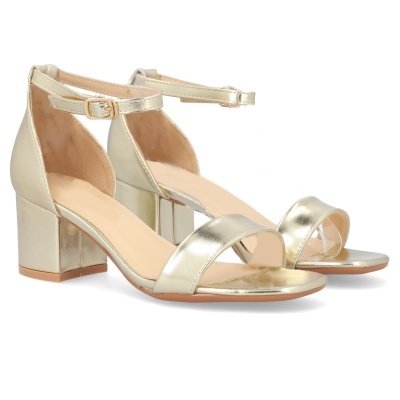 Sandálias douradas metálicas com salto médio e tiras finas e largas