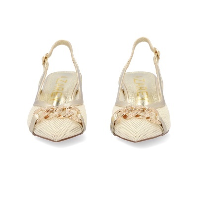 Sandálias bege com corrente dourada em fundo branco