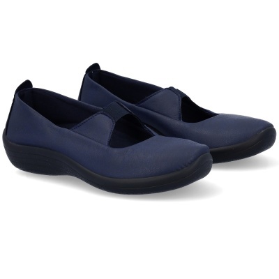 Par de sapatos femininos azul escuro com sola preta