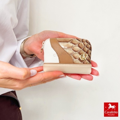 Carteira pequena em couro bege, branco, castanho com textura pele de réptil e fecho dourado