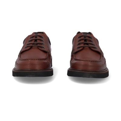 Sapatos castanhos em pele com atacadores vistos de frente