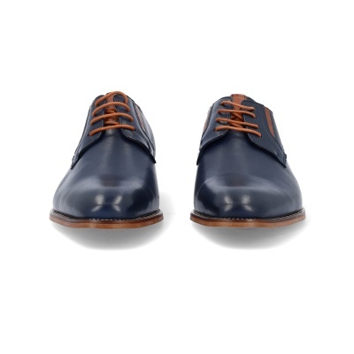 Sapatos masculinos em couro azul escuro com atacadores castanho claro e sola castanha