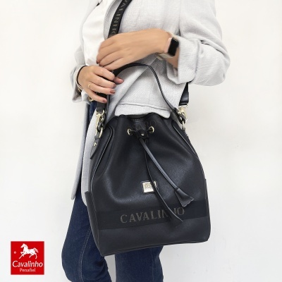 Mala preta tipo saco com fecho de cordão e alça dupla