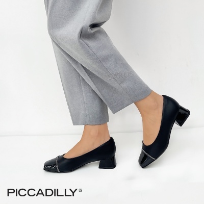 Sapatos pretos de salto médio largo e bico quadrado em verniz