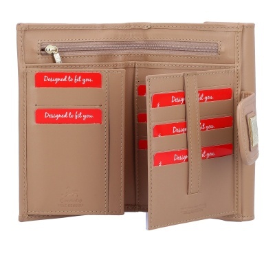 Carteira bege em pele sintética com vários compartimentos para cartões e fecho