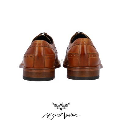 Sapatos de couro castanho vistos de trás com logotipo Miguel Vieira