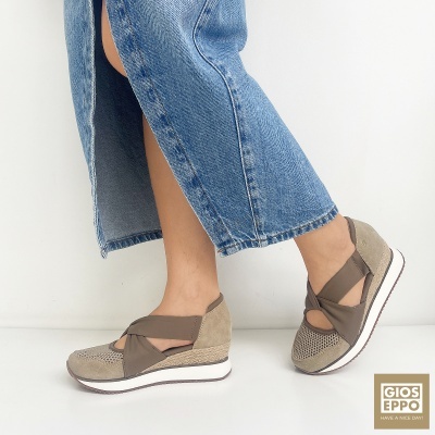 Sapatos femininos bege com tiras elásticas castanhas e salto cunha