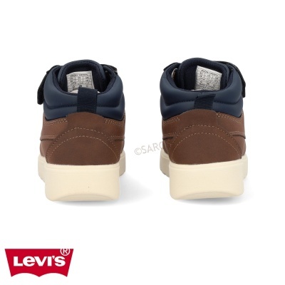 Ténis Levi's castanhos e azul escuro vistos de trás com sola branca