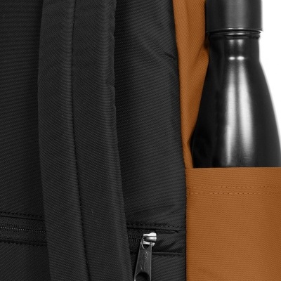 Mochila preta com bolso lateral castanho contendo garrafa metálica preta