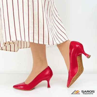 Sapato de salto médio vermelho brilhante com vestido branco às riscas vermelhas